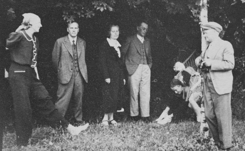 Vääna-Jõesuus, Vahtra talu õues, august 1938