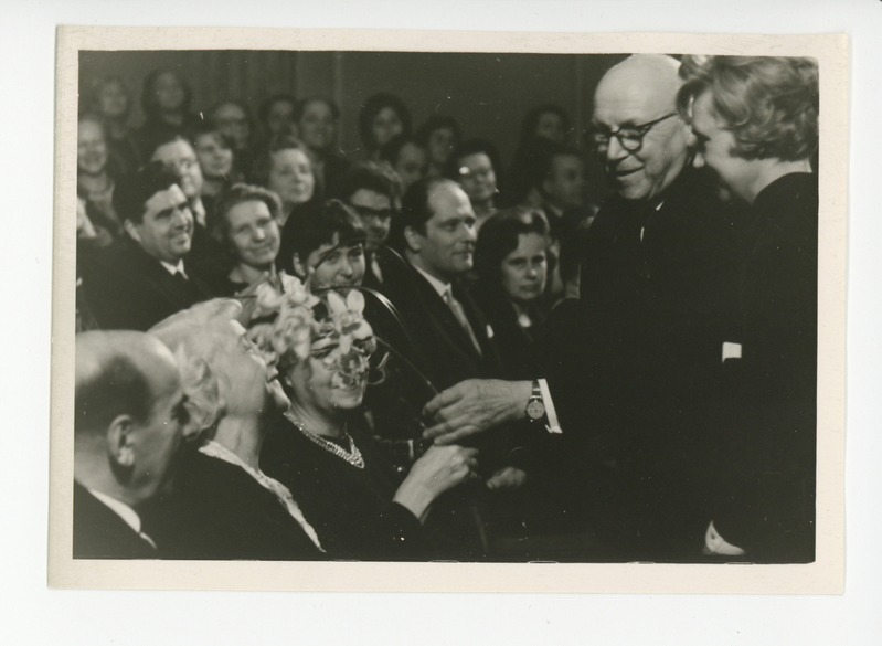 Johan Eichfeld annab Friedebert Tuglase 80 sünnipäeval Elo Tuglasele lilli