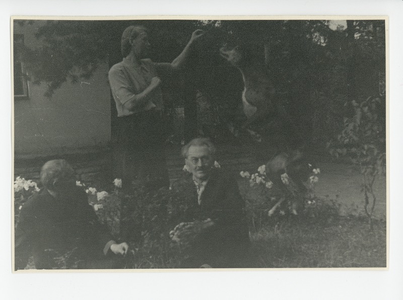 Peeter Kurvits, Elo Tuglas, Friedebert Tuglas aias koeraga