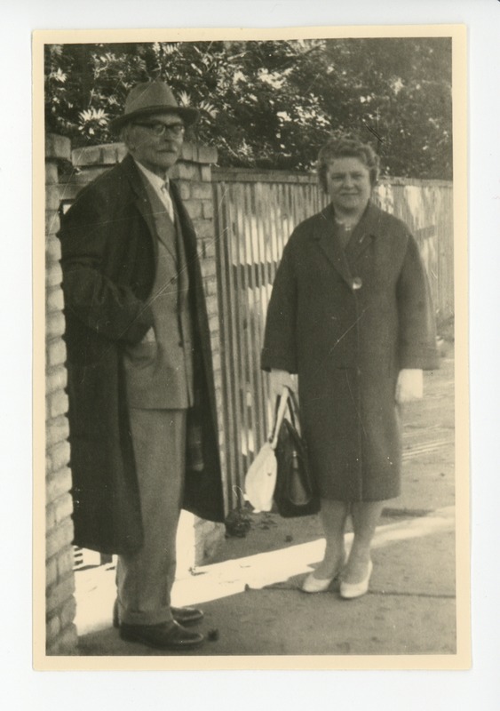Friedebert Tuglas ja Irja Harmas Tuglase väraval, umbes 1962
