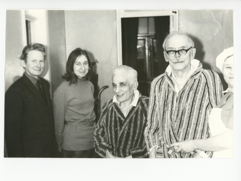 Uno Roosvalt, Mari Roosvalt, Villem Reimann, Friedebert Tuglas, õde Evi Tetman haiglas, 02.1971