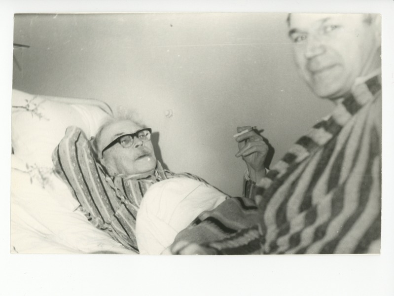 Evald Okas haiglas Friedebert Tuglase voodi kõrval istumas, 02.1971