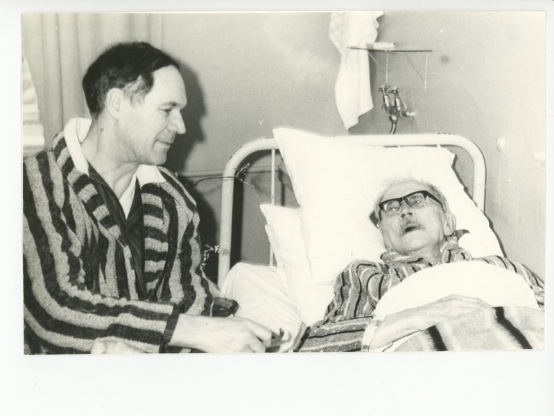 Evald Okas haiglas Friedebert Tuglase voodi kõrval istumas, 02.1971