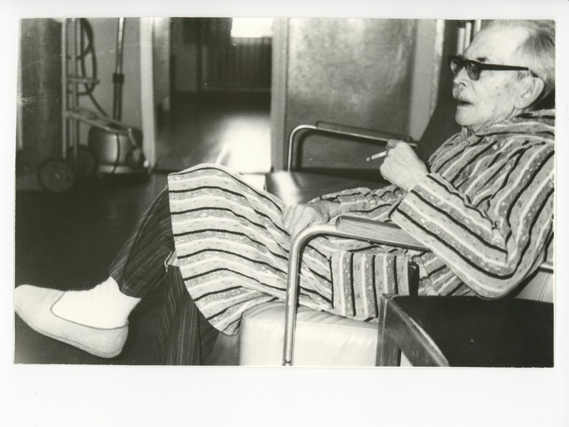 Friedebert Tuglas haiglas suitsetamas, 02.1971