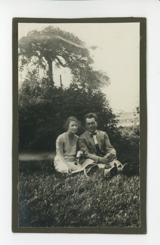Elo Tuglas ja Friedebert Tuglas looduses istumas Haapsalu, 1932