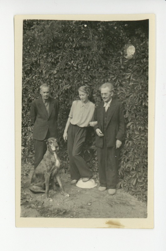 Peeter Kurvits, Elo Tuglas, Friedebert Tuglas koeraga aias