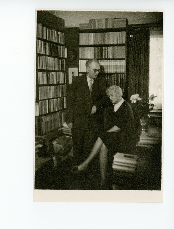 Friedebert Tuglas ja Elo Tuglas kabinetis, 1960