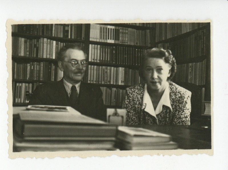 Friedebert Tuglas ja Elo Tuglas kabinetis, 12.06.1948
