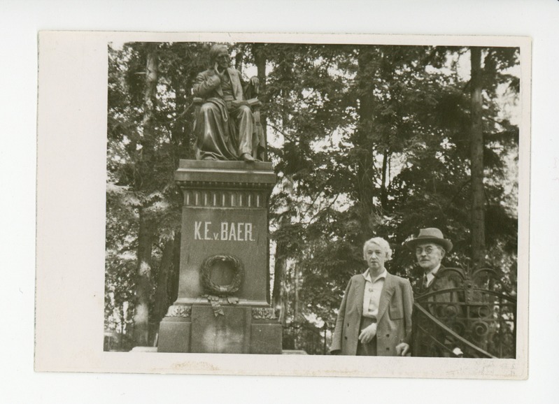 Elo Tuglas ja Friedebert Tuglas Baeri ausamba juures Tartus, 11.09.1955