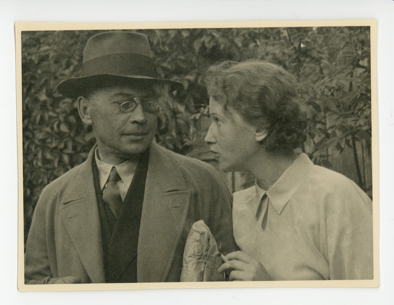 Friedebert Tuglas ja Elo Tuglas Haapsalus aias, 1935