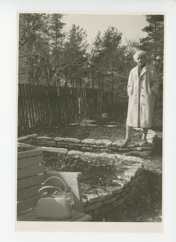 Elo Tuglas aias kingitud palitut demonstreerimas, 04.1960