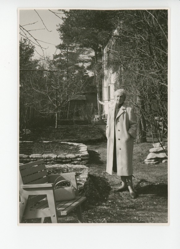 Elo Tuglas aias kingitud palitut demonstreerimas, 04.1960
