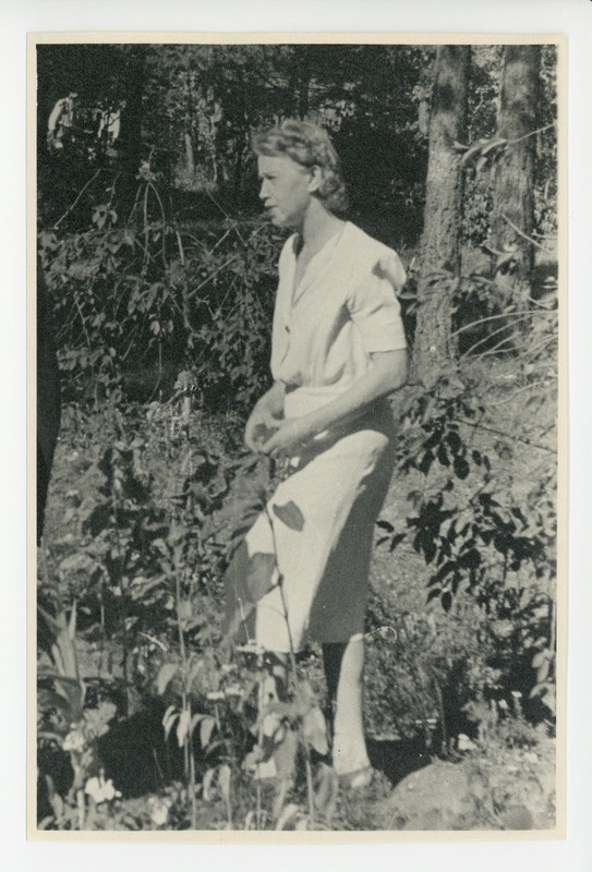 Kleidis Elo Tuglas suvises aias, 1945