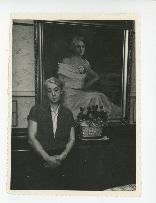 Elo Tuglas lillekorvi kõrval istumas, 24.01.1956