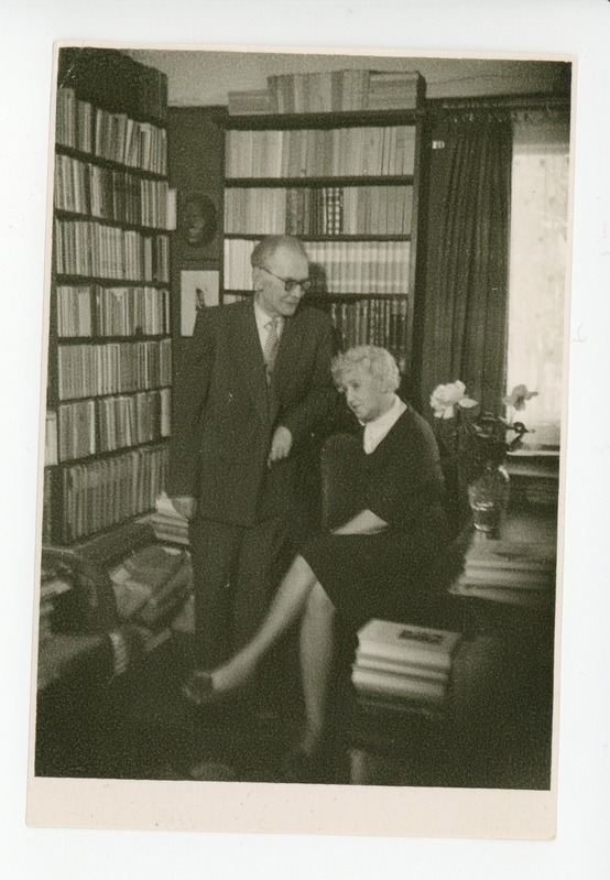 Friedebert ja Elo Tuglas kabinetis, 1960