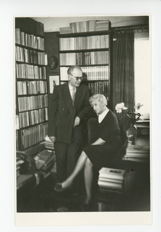 Friedebert ja Elo Tuglas kabinetis, 1960