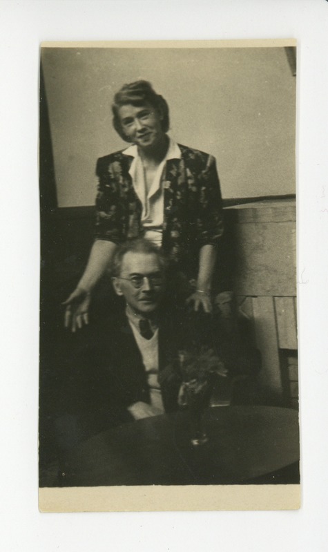 Friedebert Tuglas ja Elo Tuglas Pärnus ümmarguse laua taga, 15.08.1948