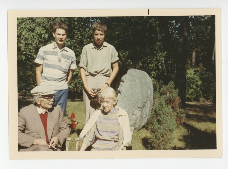Tuglased aias istumas, nende taga Liitoja ja Uno Lahe poeg, 1969