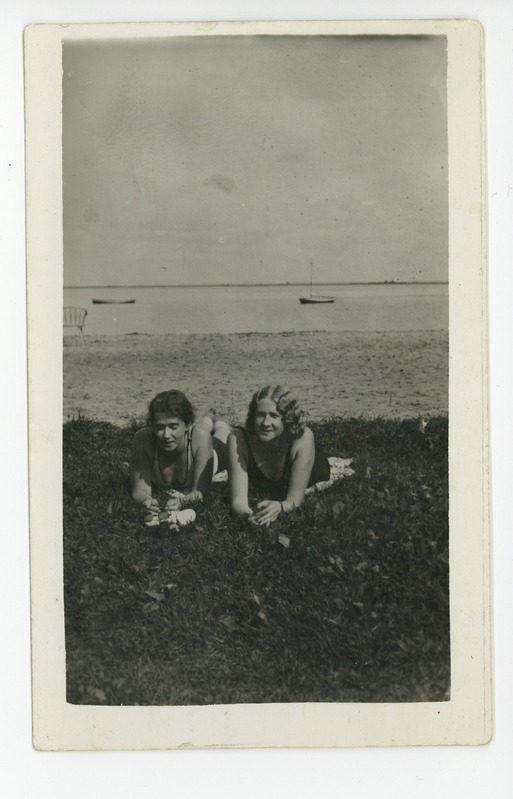 Elo Tuglas ja Selma Kurvits rannal päevitamas