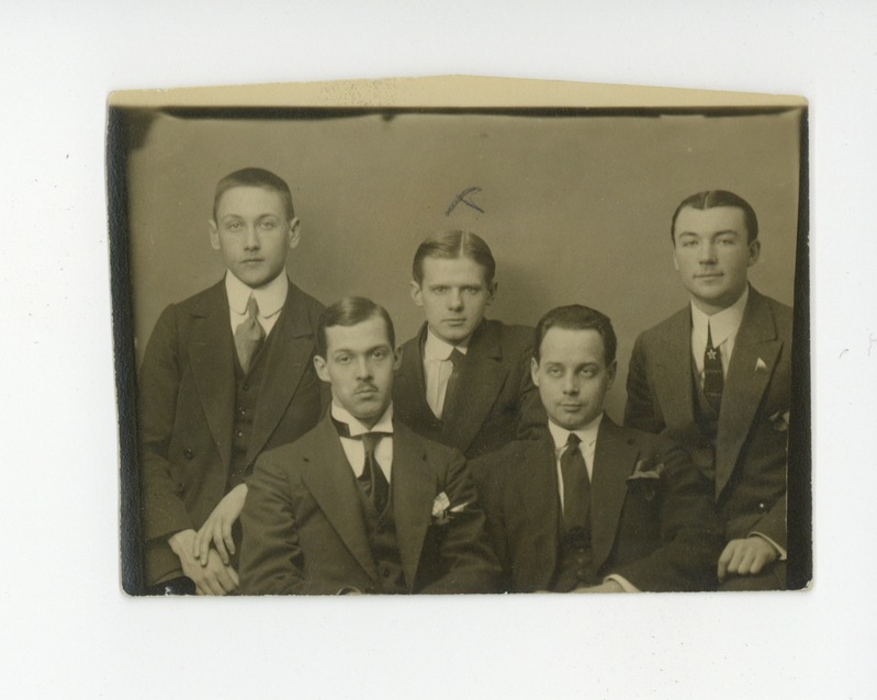 Grupifoto keskel Elo Tuglase noorim vend Eduard Oinas