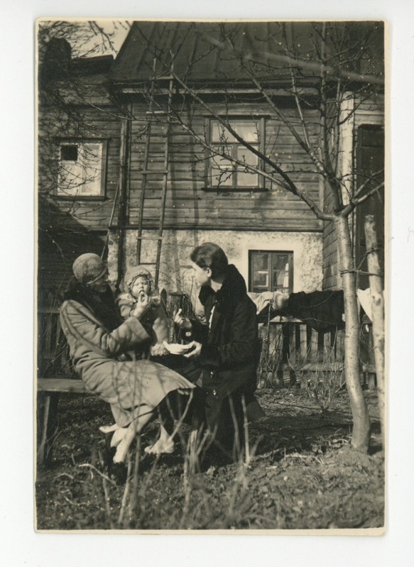 Selma Kurvits, Elo Kurvits ja Elo Tuglas Tartus Tallinna t. 16 aias, umbes 1929