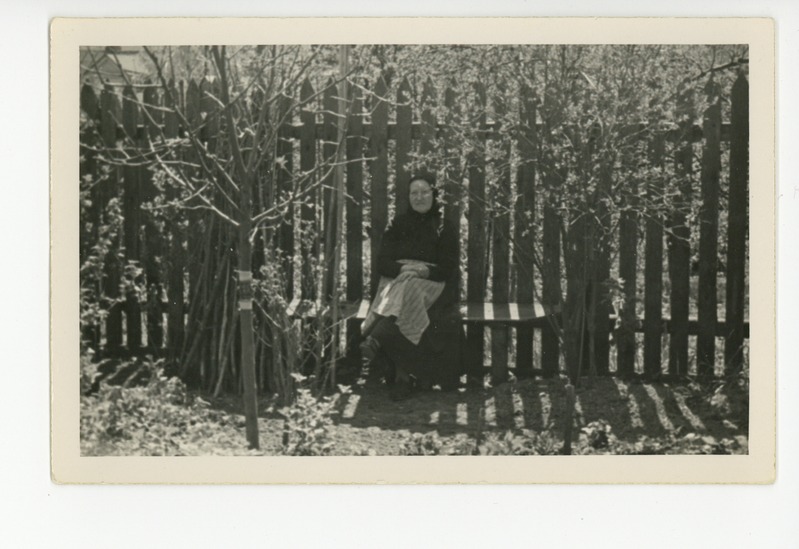 Elo Tuglase ema Marie Oinas aias istumas