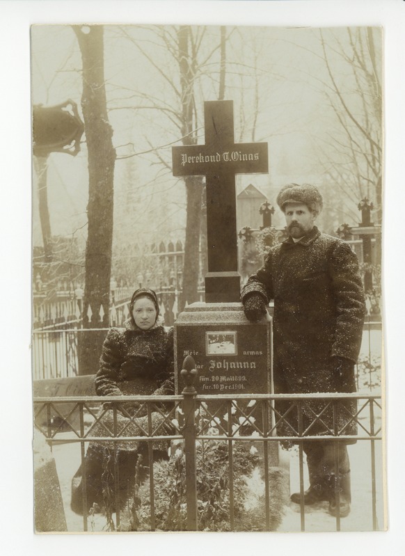 Elo Tuglase ema Marie ja isa Tõnis Oinas Elo õe Johanna haual, 1902