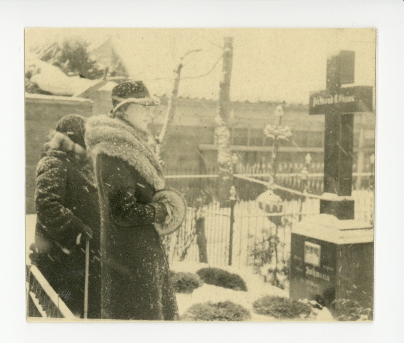 Selma Kurvits emaga isa haual