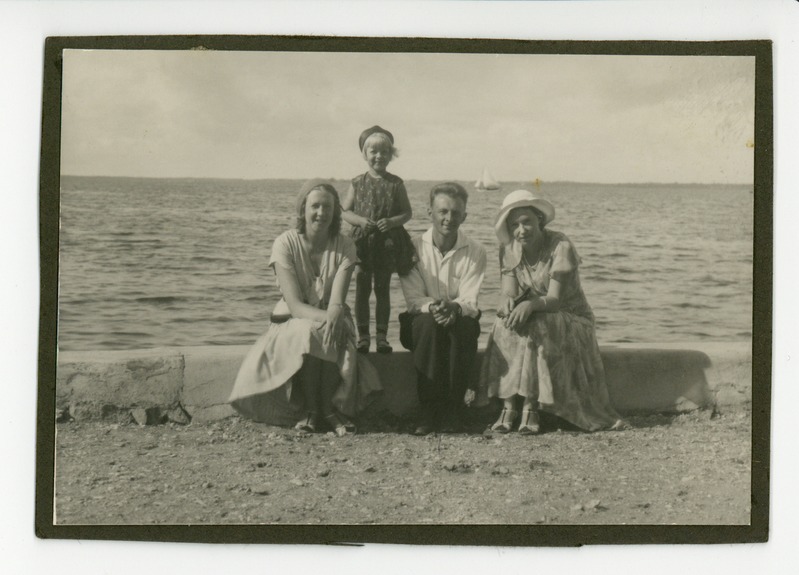 Selma Kurvits, Elo Kurvits, Osvald Saadre (Naaskel) ja Elo Tuglas Haapsalu lahe ääres, 1932