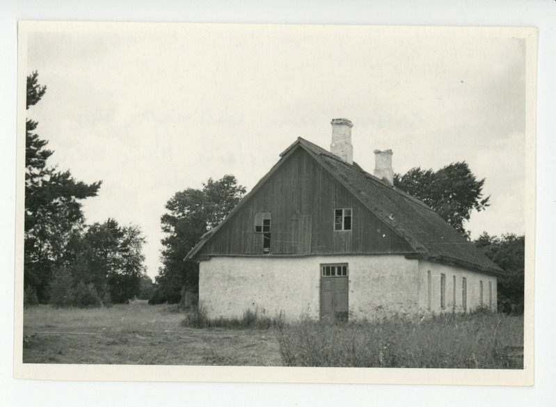 Kassari vana koolimaja, kus õpetas Marie Underi isa Priidik Under