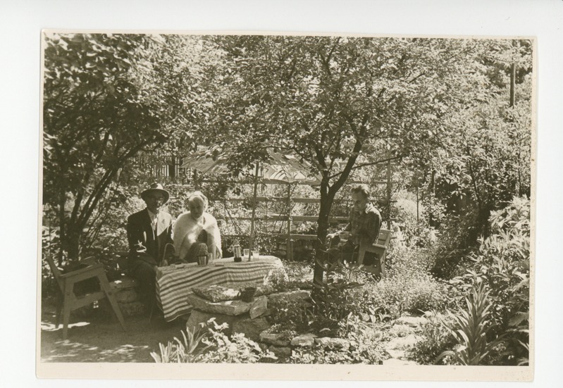 Elo Tuglas, Friedebert Tuglas ja Erich Oinas aias istumas, 1961