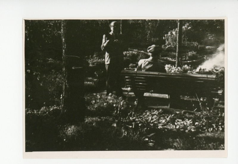 Friedebert Tuglas külalistega aias, 1960
