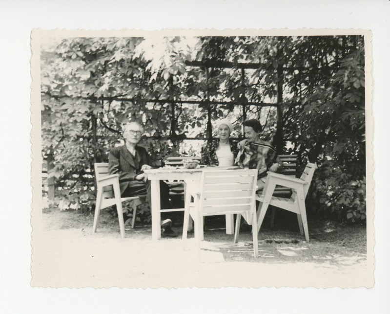 Friedebert Tuglas ja Elo Tuglas koos Linda Vilmrega aias laua taga, 1960