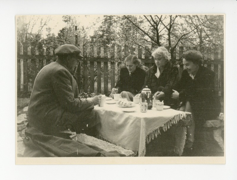 Friedebert Tuglas, Elo Tuglas, Linda Vilmre aias kohvi joomas, 1959