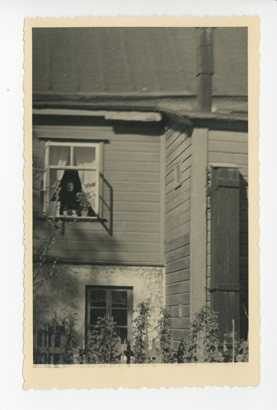 Elo Tuglase ema Marie Oinas Tartus Tallinna tänav 16 aknal