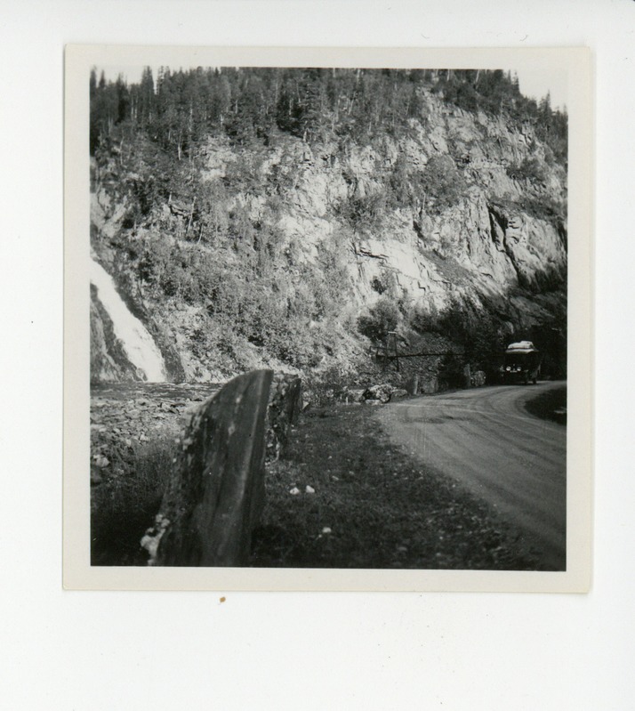 Autoga kaljudest ääristatud maanteel Norras