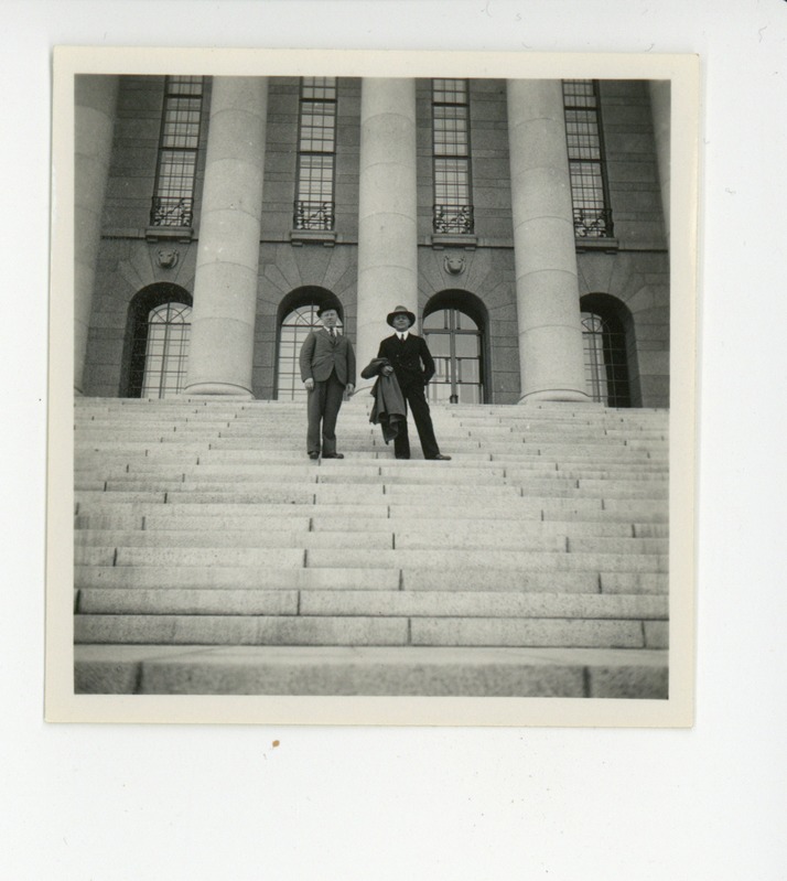 Aleksander Puhk ja Friedebert Tuglas Soome parlamendihoone trepil, 09.1931
