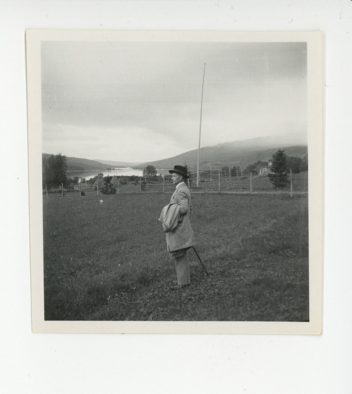 Karl Ast maastiku taustal, 1931
