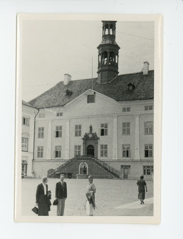Narva raekoja ees, 07.1937