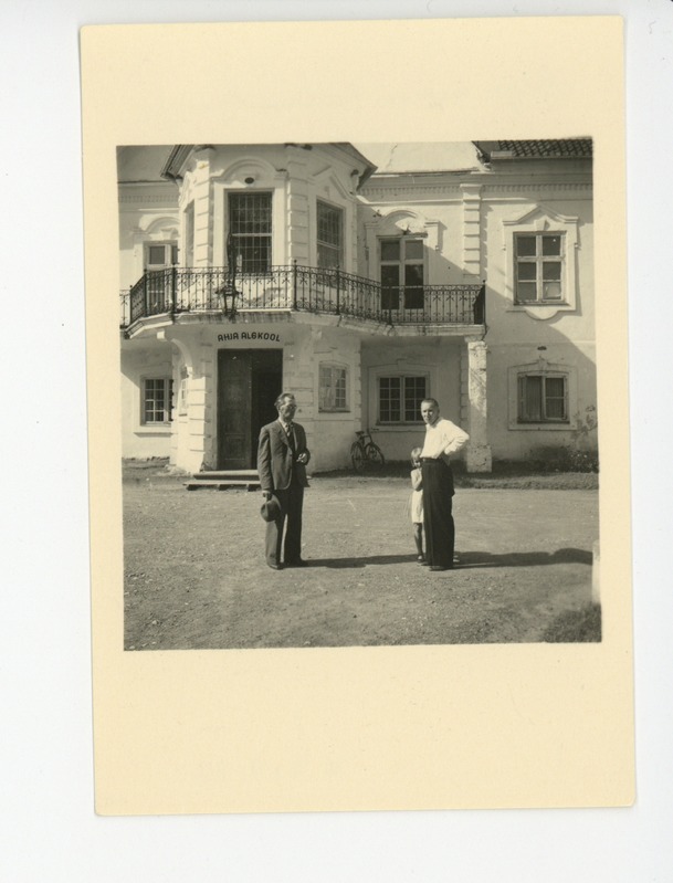 Friedebert Tuglas Ahja mõisa härrastemaja ees, 07.1938
