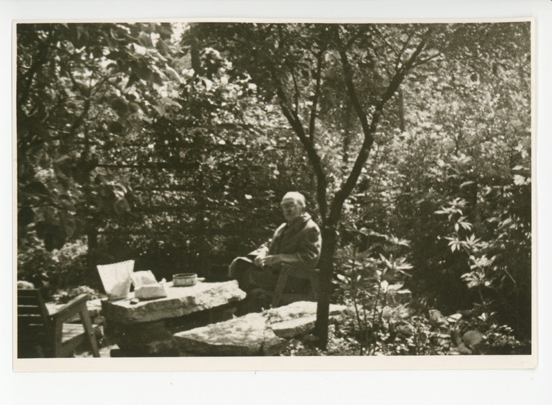 Friedebert Tuglas aialaua taga pingil istumas