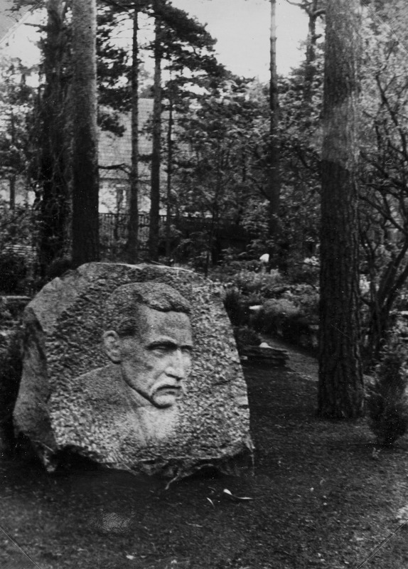 Juhan Liivi bareljeefiga kivi Tuglase aias