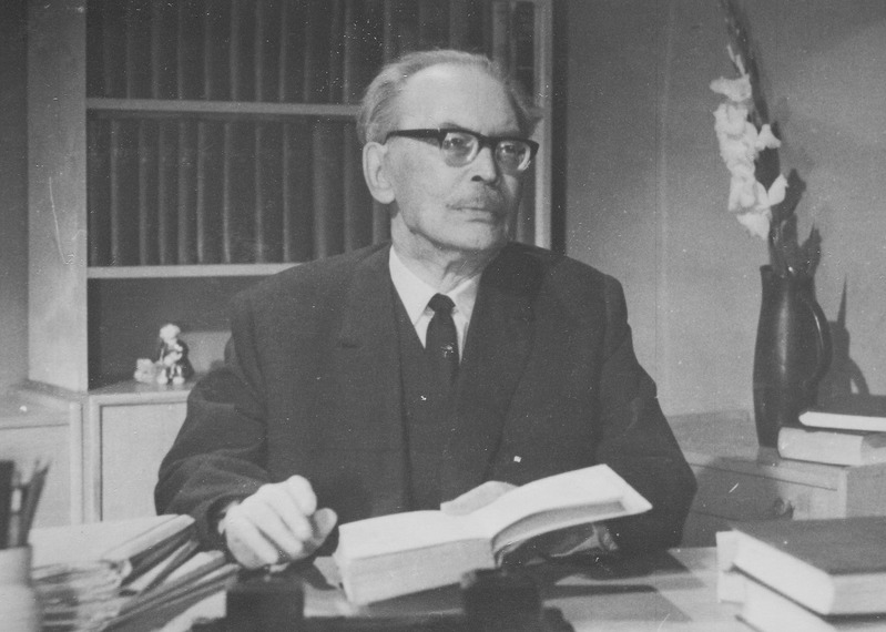 Friedebert Tuglas kirjutuslaua taga