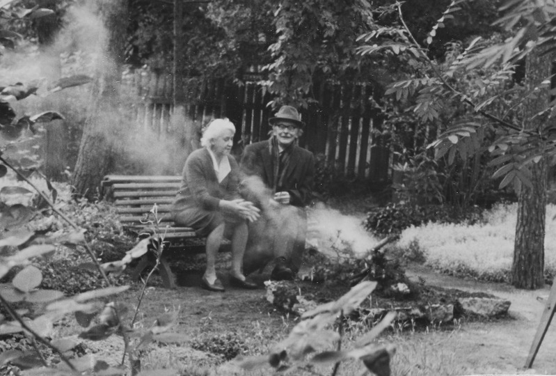 Friedebert ja Elo Tuglas aiapingil istumas