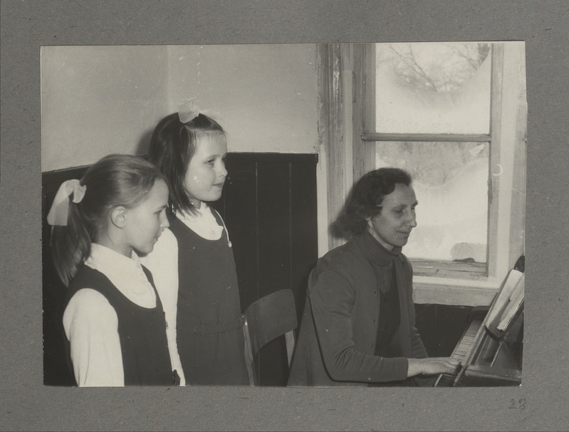 Lapsed Uderna kooli laulutunnis