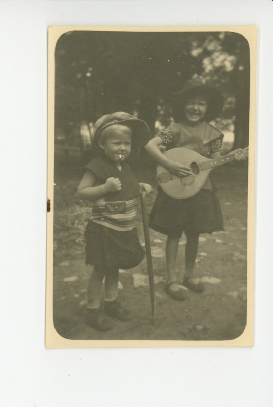 Inge Mettus ja Esther Mettus 1932. a suvel Kasaril