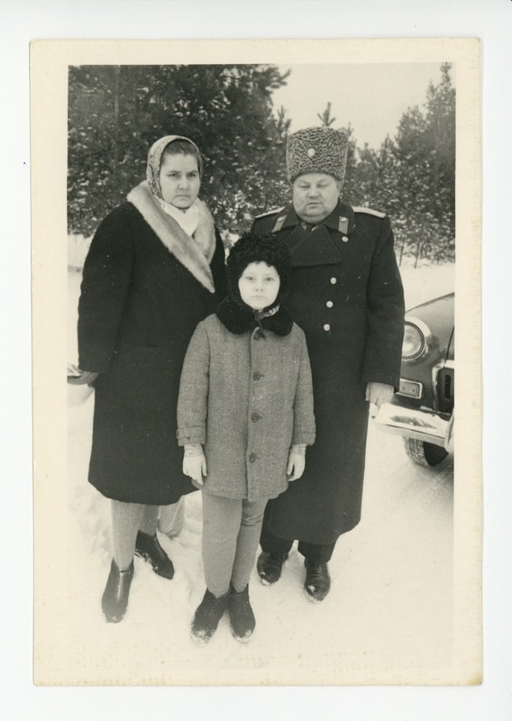 Mees, naine ja laps talvel