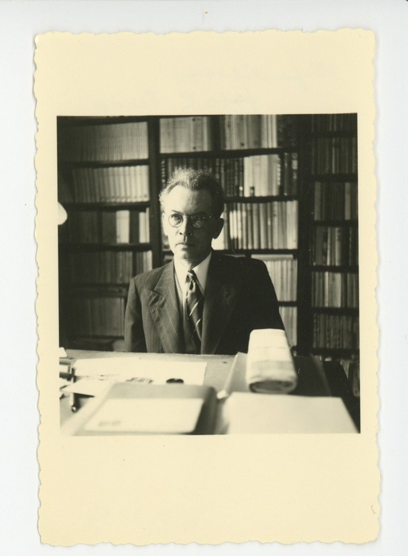 Friedebert Tuglas kirjutuslaua taga, 15. juuli 1940