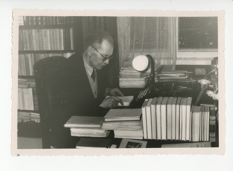 Friedebert Tuglas kirjutuslaua taga, 1958