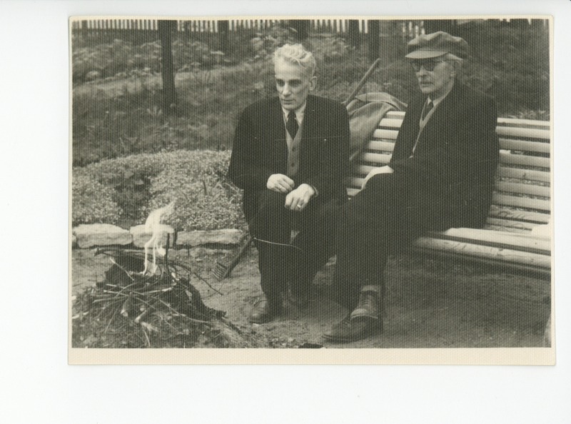 Friedebert Tuglas ja Villem Reimann lõkke ääres pingil, 1959
